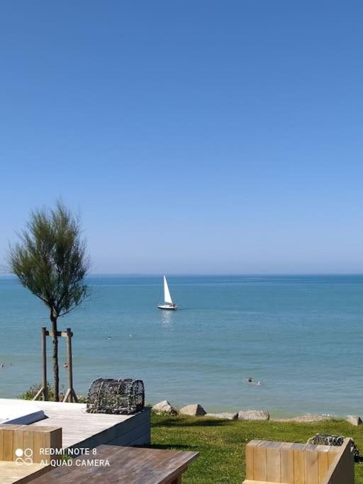 La Chaloupe Gites De Mer Jullouville-les-Pins Εξωτερικό φωτογραφία